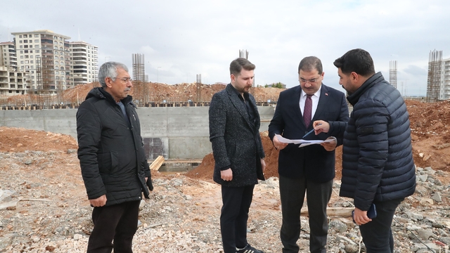 Haliliye'de yarı olimpik yüzme havuzunda yapım çalışmaları sürüyor