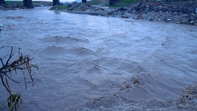 Sel suları Aksu'daki yarım asırlık tarihi köprüye zarar verdi