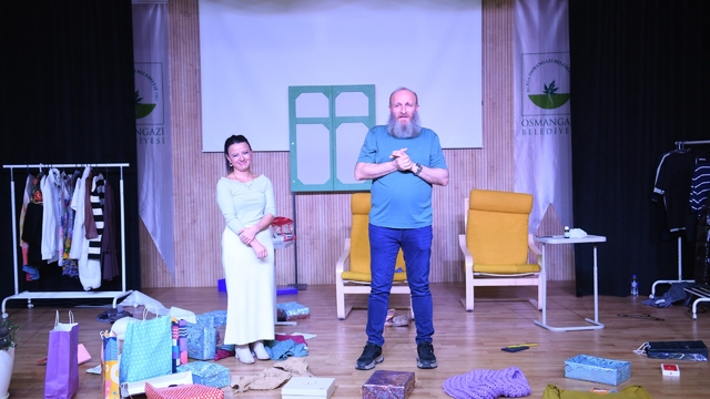 Osmangazi Belediyesi sanatseverleri tiyatroyla buluşturdu
"Osmangazi'de tiyatro zamanı" coşkulu başladı
'Hangisi gerçek' Osmangazi'de kahkaha tufanı estirdi