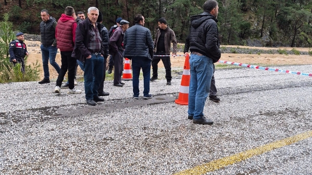 Namnam çayında su seviyesi yükseldi, yol çöktü