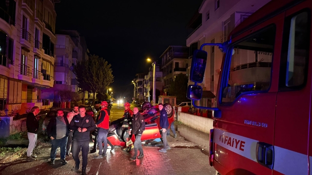 Edremit'te park halindeki araca çarpan otomobil takla attı