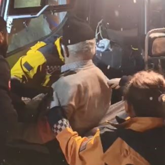 Karla kaplı köy yolunda hasta, paletli ambulansla taşındı