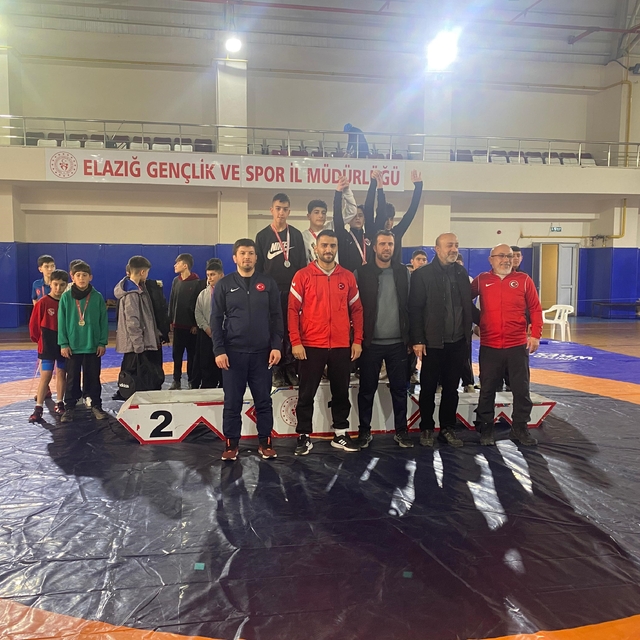 Kovancılar güreş takımı Elazığ'da 8 altın madalyayla zirveye çıktı