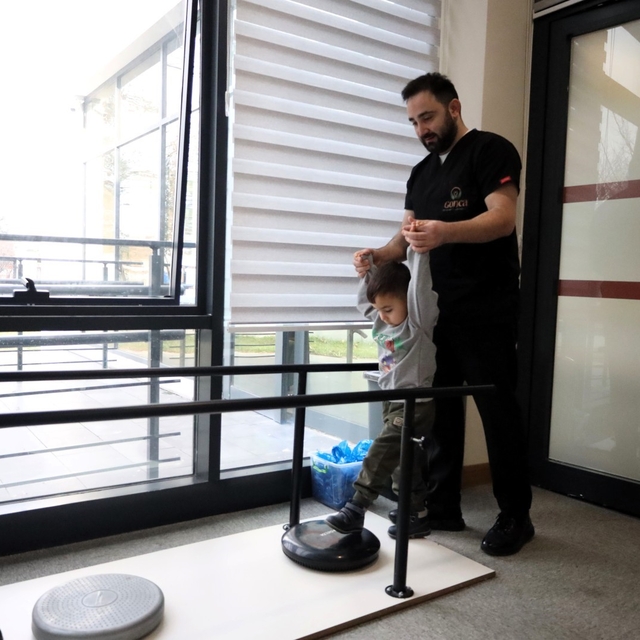 Minik Demir ilk adımları Gonca'da attı
Demir artık derslerden gülerek çıkıy...