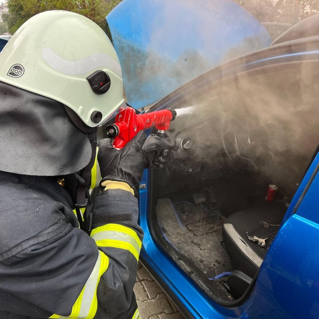 Aracın konsolunda başlayan yangın kısa sürede söndürüldü