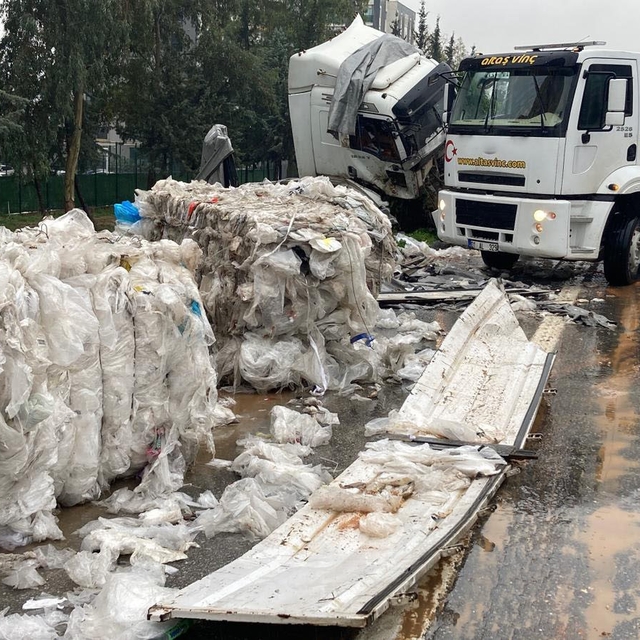 Naylon atık yüklü tır bariyerlere çarptı, otoyol çöplüğe döndü