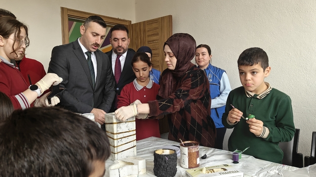 Muş'ta öğrenciler Sultan Alparslan temalı hediyelik ürünler üretiyor