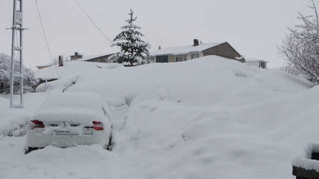Karlıova'da kar kalınlığı 2 metreyi buldu