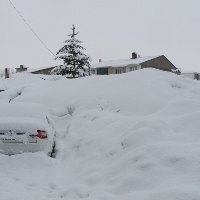 Karlıova'da kar kalınlığı 2 metreyi buldu