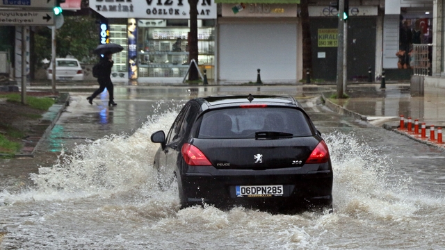 Antalya'da 'Sarı Kod' uyarısı: Rögarlar taştı, telef olmuş dana kıyıya vurdu
7 ilçede eğitime ara verildi
