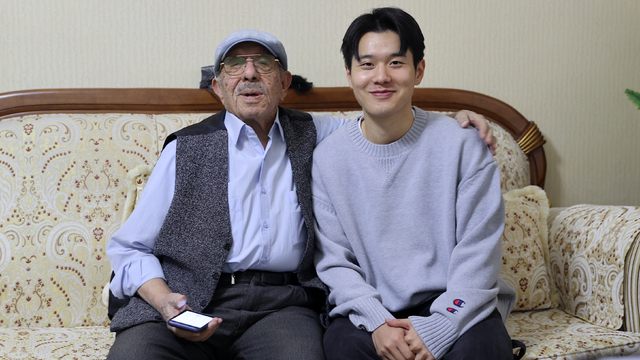 Konyaspor'un Güney Koreli oyuncusu Jinho Jo, 96 yaşındaki Kore gazisi ile buluştu