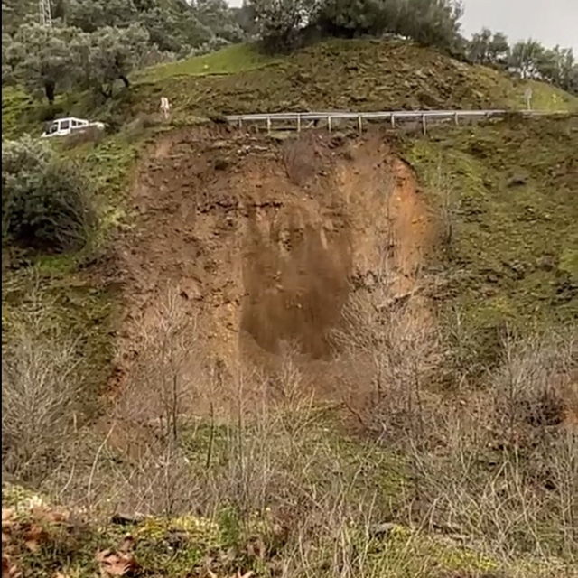 Bayındır Zeytinova Barajı yolunda heyelan