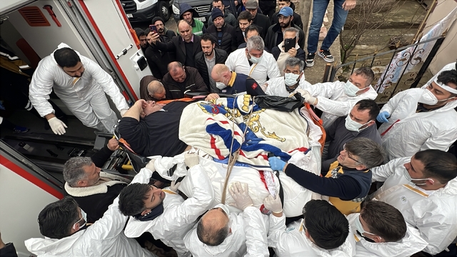 30 kişi tarafından evinden çıkarılan fil hastası, Ankara'ya götürüldü