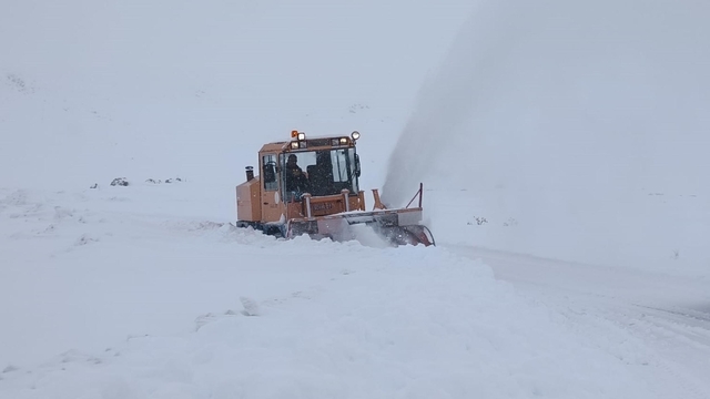 Kars'ta 4 metreyi bulan karla mücadele