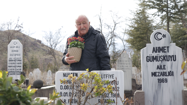 Aynı yastığa 64 yıl baş koyduğu eşinin mezarını her hafta ziyaret ediyor