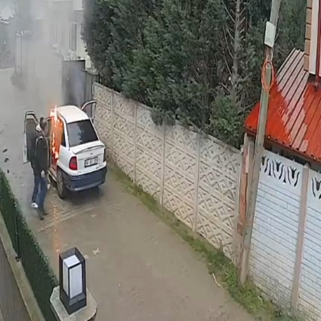 Sakarya'da park halindeki otomobil alev alev yandı