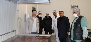 Cağ kebabın başkenti Oltu'da kavurma ve sucuk üretimi yapıyorlar