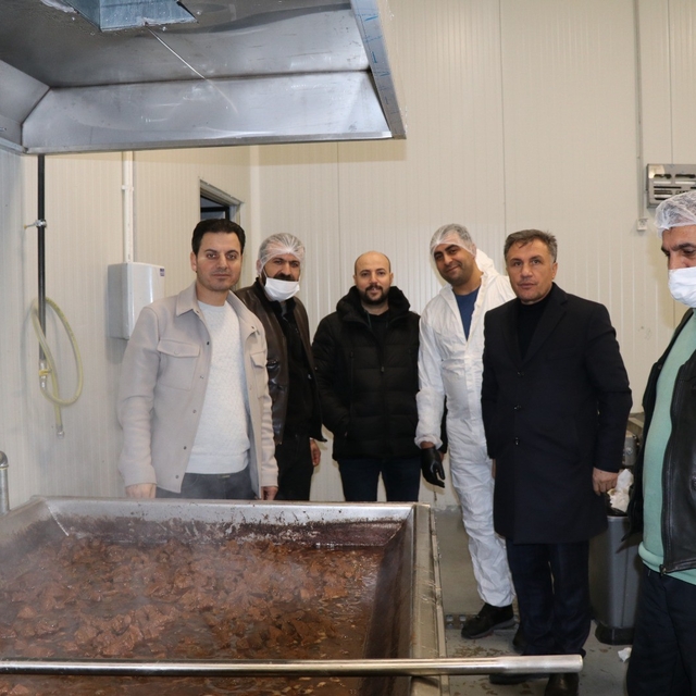 Cağ kebabın başkenti Oltu'da kavurma ve sucuk üretimi yapıyorlar