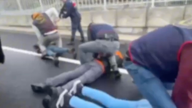 Silahla tehdit edilerek evine girilen kadının ellerini bağlayıp yüz tanıma sistemiyle hesabından 18 bin euro çektiler
Gaspçılara jandarmadan film gibi operasyon
Evde bulunan 7 bin euro,7 bin ABD doları ve 200 gram altını da alıp kaçan şüpheliler jandarma tarafından yakalandı