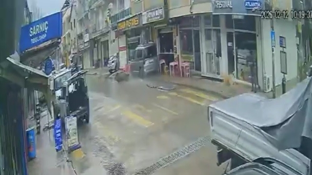Sürücünün şekeri düştü, kontrolden çıkan araç çarşıyı birbirine kattı