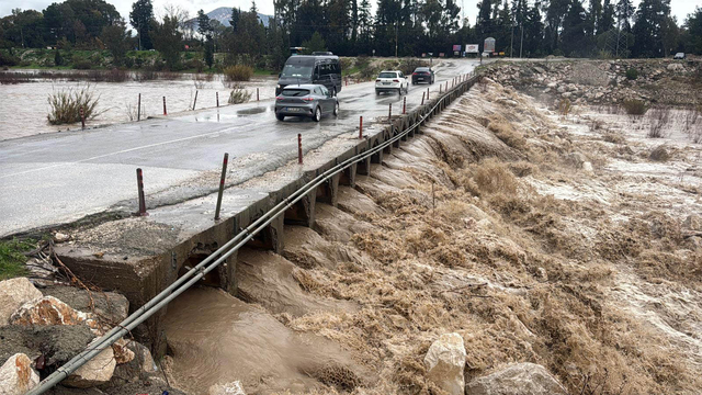Antalya'yı sağanak vurdu; 7 ilçede okullar tatil edildi (3)