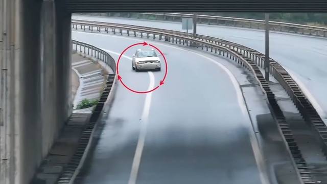 Otoyolda uygulama yapan polisleri görünce otomobili ile geri manevra yapıp, kaçtı