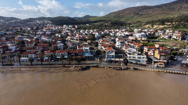 İzmir Foça'da sağanak; dereler taştı, denizin rengi değişti