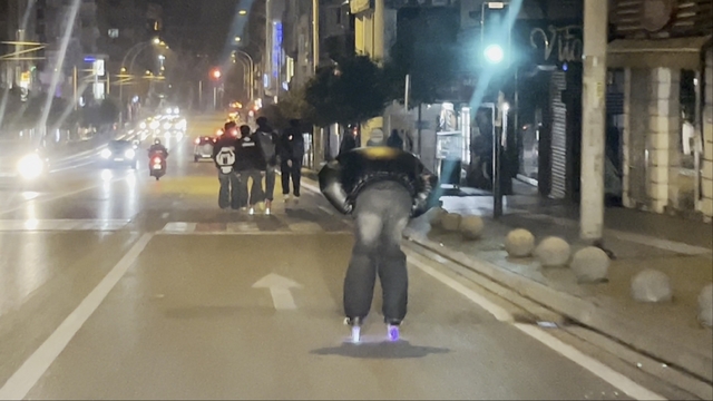 Bursa'da patenli gençlerin tehlikeli yolculuğu
Patenli gençler kazaya davetiye çıkardı