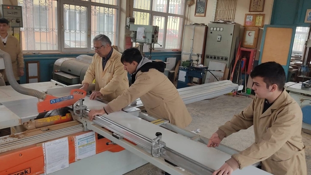 Tosya'da öğrenciler ihtiyaç sahibi ailenin mutfağını yeniledi