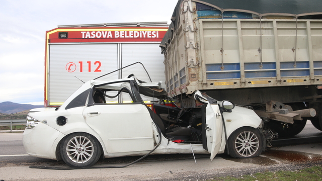 Amasya'da tıra çarpan otomobildeki 2 kişi öldü