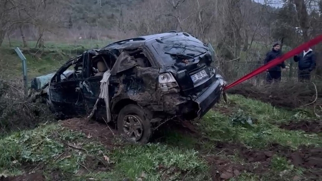 Dereye sürüklenen otomobilini bir gün sonra bulmuştu, yaşananları anlattı
Suya kapılan otomobil hurdaya döndü:
"İçinde biz de olabilirdik"