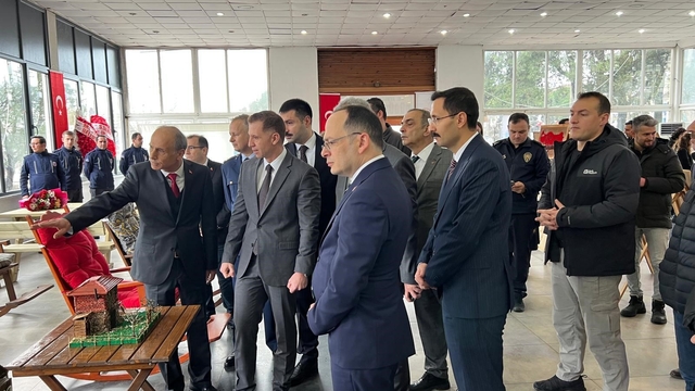 Ayvacık'ta Sanatla Değişen Hayatlar Sergisi Açıldı