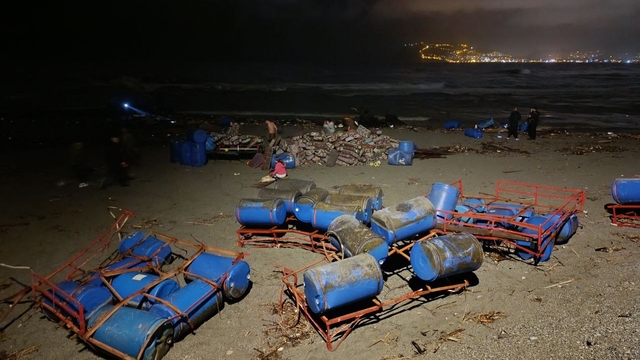 Alanya'da sağanak nedeniyle bazı işletmelerin çardakları denize sürüklendi