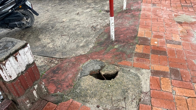 Buldan'da ATM önündeki çukur tehlike saçıyor