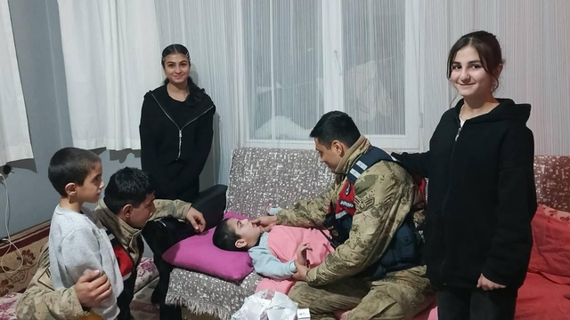 Jandarma karla kaplı bölgede 2 kilometre yürüyerek engelli çocuğa ilacını ulaştırdı