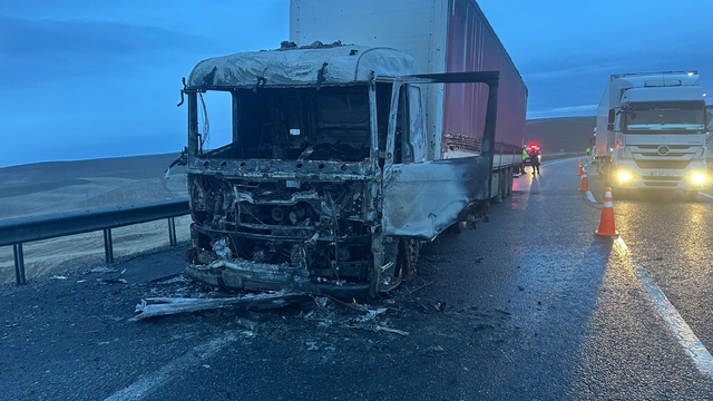 Konya'da seyir halindeki tırda çıkan yangın söndürüldü