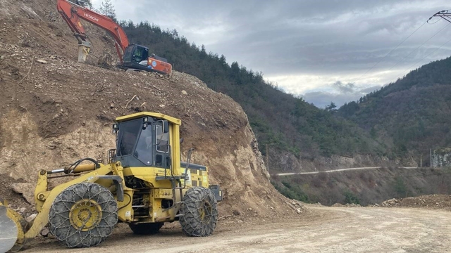 Sinop'ta yol güvenliği için kayalar kırılıyor