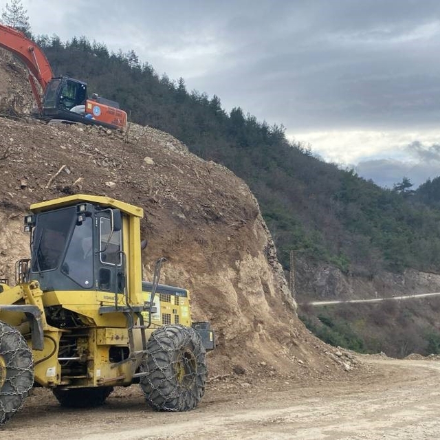 Sinop'ta yol güvenliği için kayalar kırılıyor