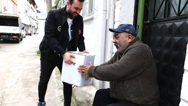 Osmangazi'de Ramazan kolisi dağıtımı devam ediyor
Osmangazi'de ihtiyaç sahiplerine erzak desteği