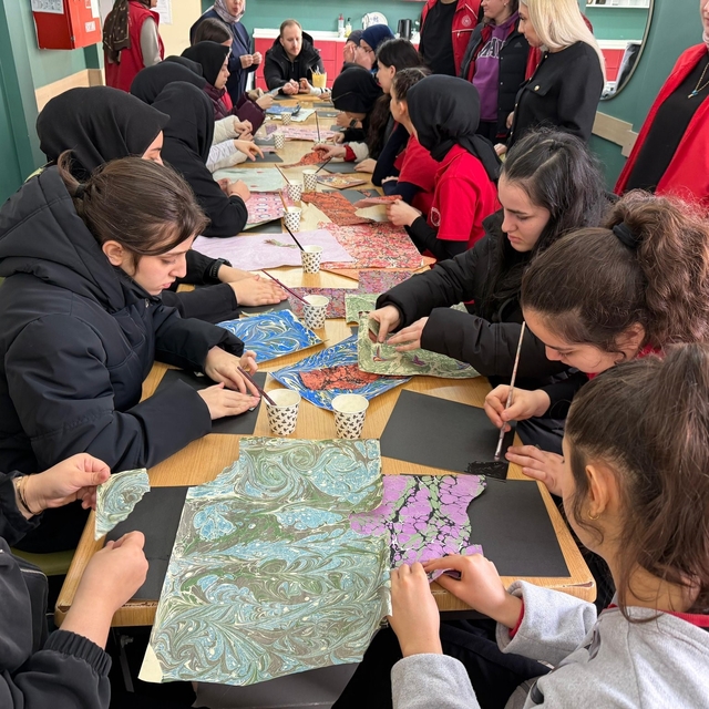 Meslek Lisesi'nde ebru kolajı atölyesi düzenlendi