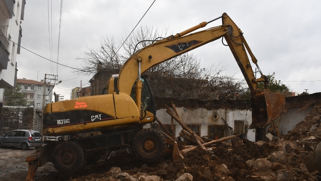 Siverek'te tehlike oluşturan metruk evler bir bir yıkılıyor