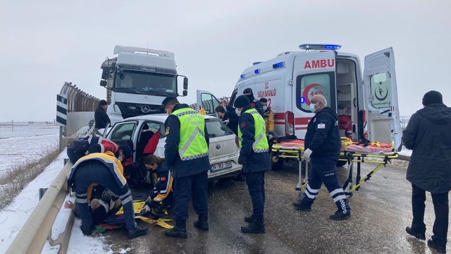 Denizbank'ta çalışırken geçirdiği kaza hayatını kararttı
Bir hafta yoğun bakımda kalan genç kadın kolostomi torbası ile hayatını sürdürüyor, kaza sonrası kendisine epilepsi ve vertigo tanısı konuldu
Hastanelerden umduğu oranda engelli raporu alamayan Özge Taşlak:
"Adli Tıp Kurumu 'Senin hiçbir şeyin yok, oranın sıfır, iyileşmişsin' raporu verdi"
"Mahkeme, dosyayı Adli Tıp Üst Kurumu'na gönderme kararı aldı, gelecek rapordan umutluyum"
"Denizbank yetkilileri ilgilenmedi, kaza sonrası yardımcı olmamalarına çok üzüldüm"