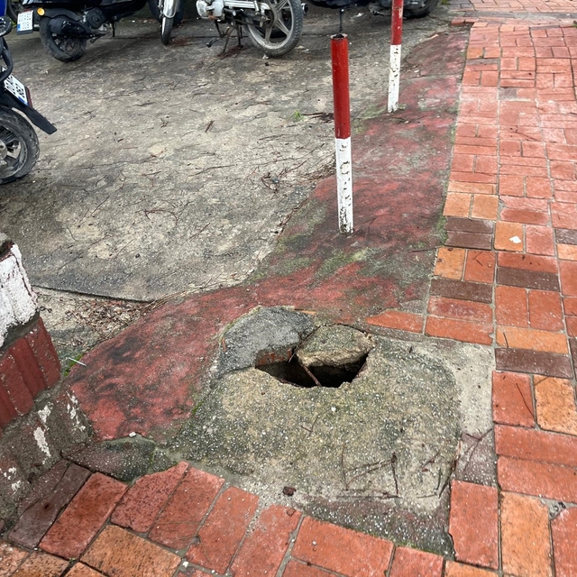 Buldan'da ATM önündeki çukur tehlike saçıyor