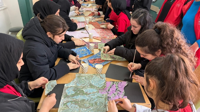 Meslek Lisesi'nde ebru kolajı atölyesi düzenlendi