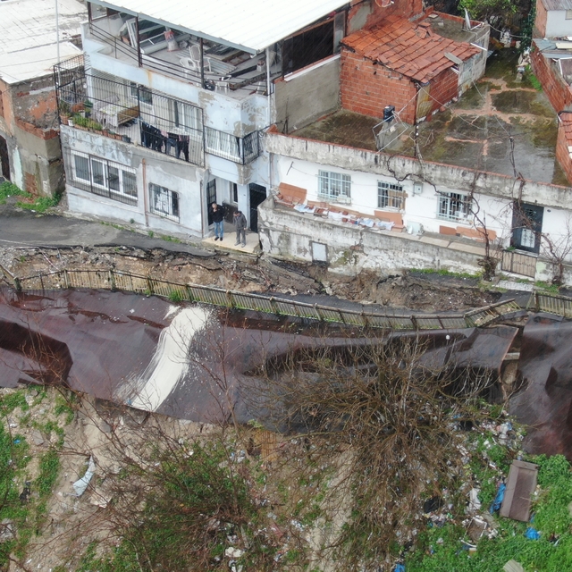 Sağanak sonrası yol çöktü, mahalleyi endişe kapladı