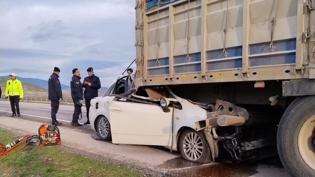 İstanbul'dan Ordu'ya cenazeye giderken kazada hayatlarını kaybettiler Amasya'da otomobil tıra çarptı: 2 ölü