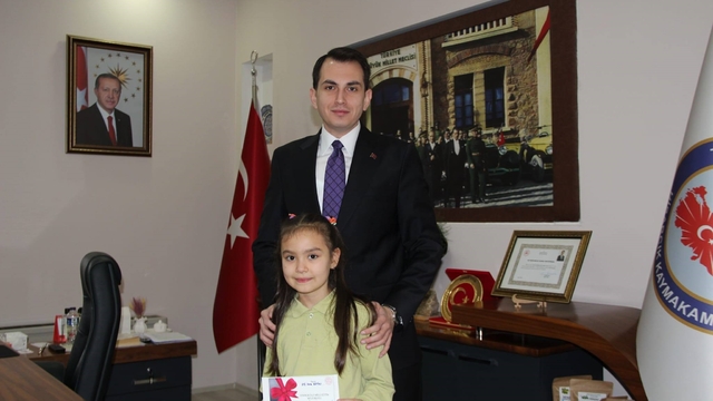 Hisarcık Kaymakamı Erkan Atam'dan il birincisi öğrencilere ödül