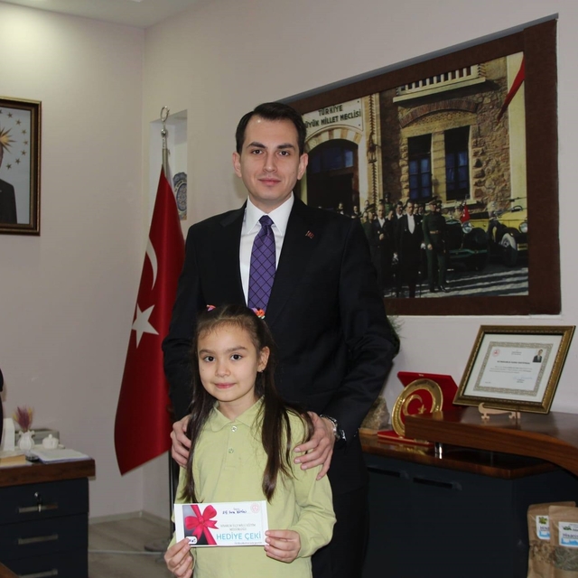 Hisarcık Kaymakamı Erkan Atam'dan il birincisi öğrencilere ödül