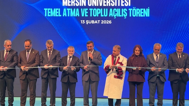Cumhurbaşkanı Yardımcısı Yılmaz: "Yükseköğretimde köklü dönüşüm gerçekleştirdik"
Cumhurbaşkanı Yardımcısı Cevdet Yılmaz, Mersin Üniversitesi'nde toplu açılış ve temel atma törenine katıldı
Yılmaz: "Bana göre cumhuriyetin özü, fırsat eşitliğidir"
"Eğitime yapılan bu yatırımlar, Türkiye Yüzyılı'na, kalkınmaya yaptığımız en kıymetli yatırımlardır"