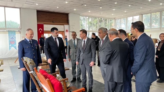 Ayvacık'ta "Sanatla Değişen Hayatlar Sergisi" açıldı